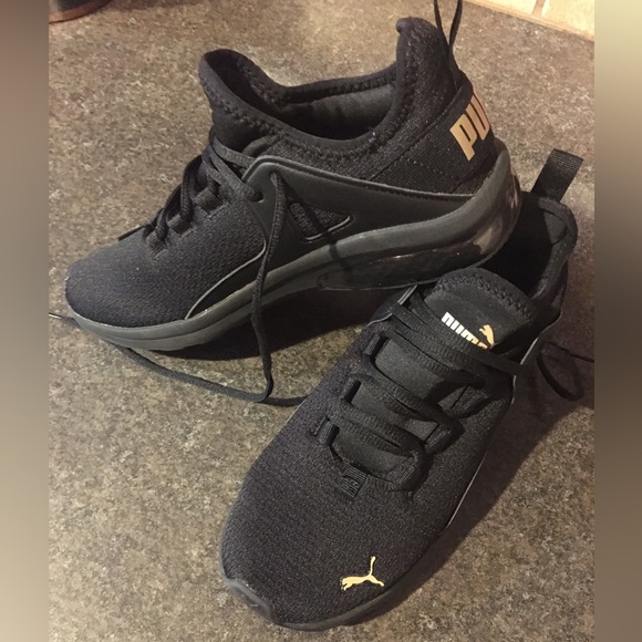 PUMA Athletic Shoes. Lightly Worn 2 times Inside. Womens size 7.5. - Picture 2 of 6